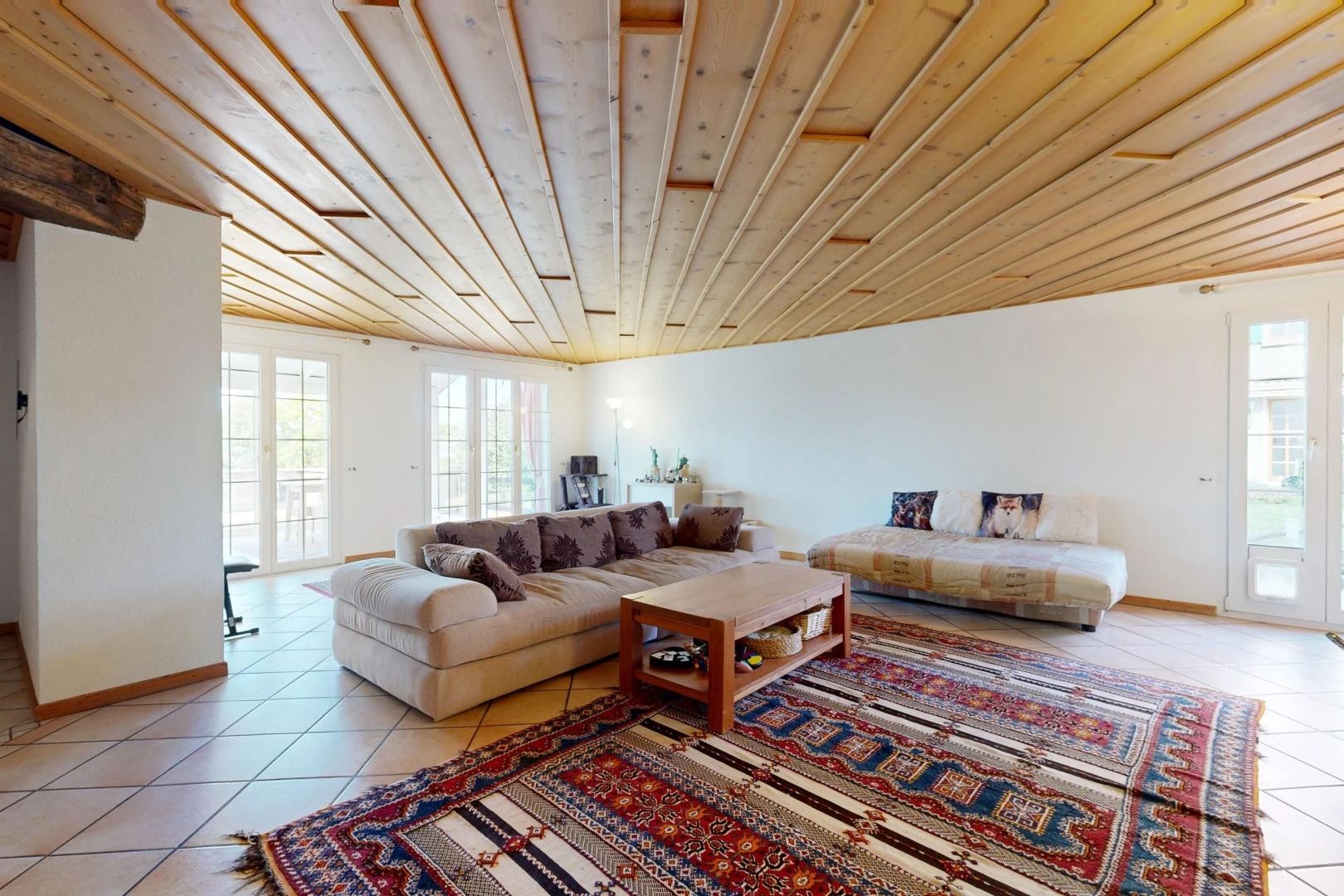 salon avec accès à l'extérieur, plafond en bois, wood ceiling, high end ceiling, et cloison sèche