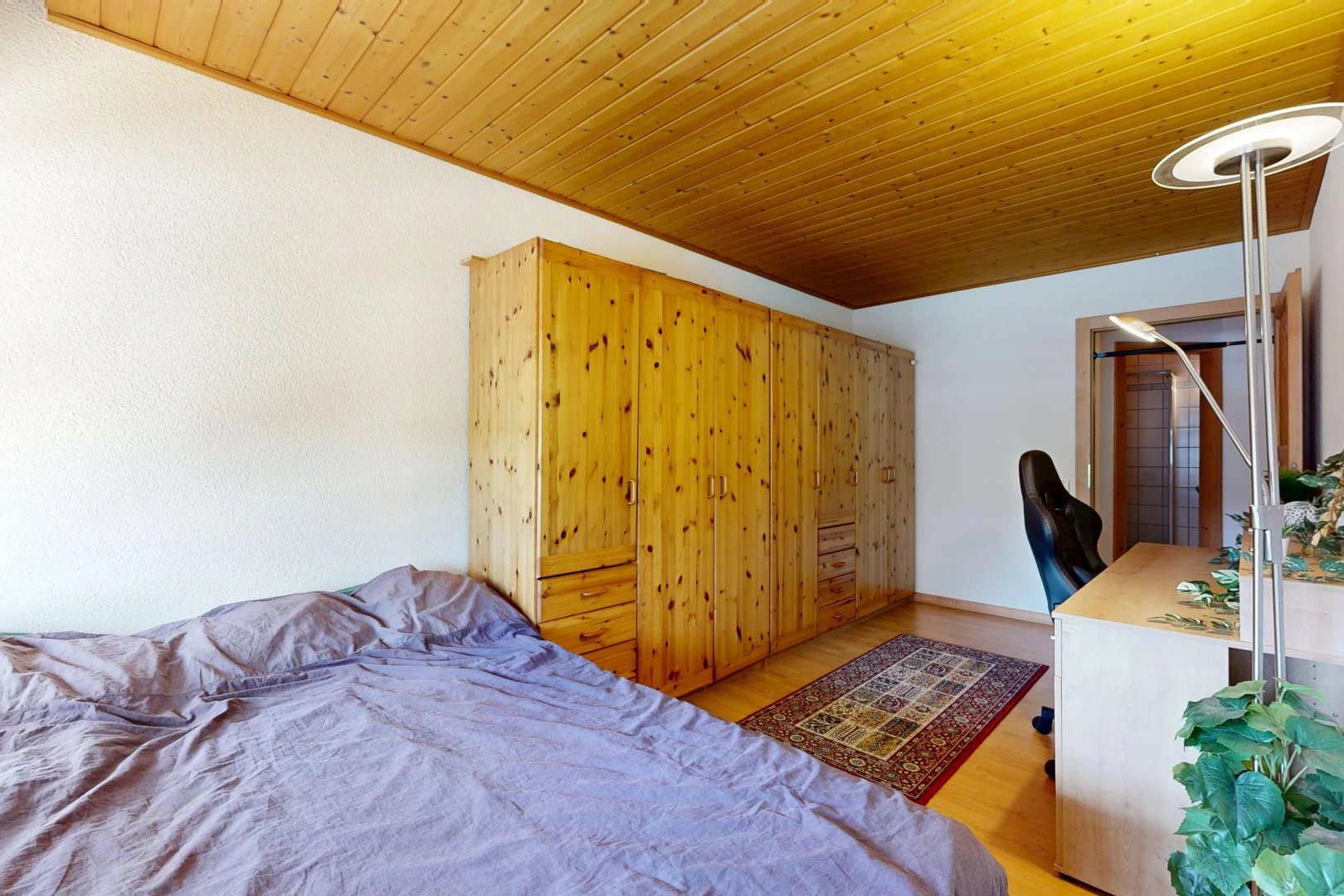 chambre avec plafond en bois, wood ceiling, espace bureau, high end ceiling, et inside property