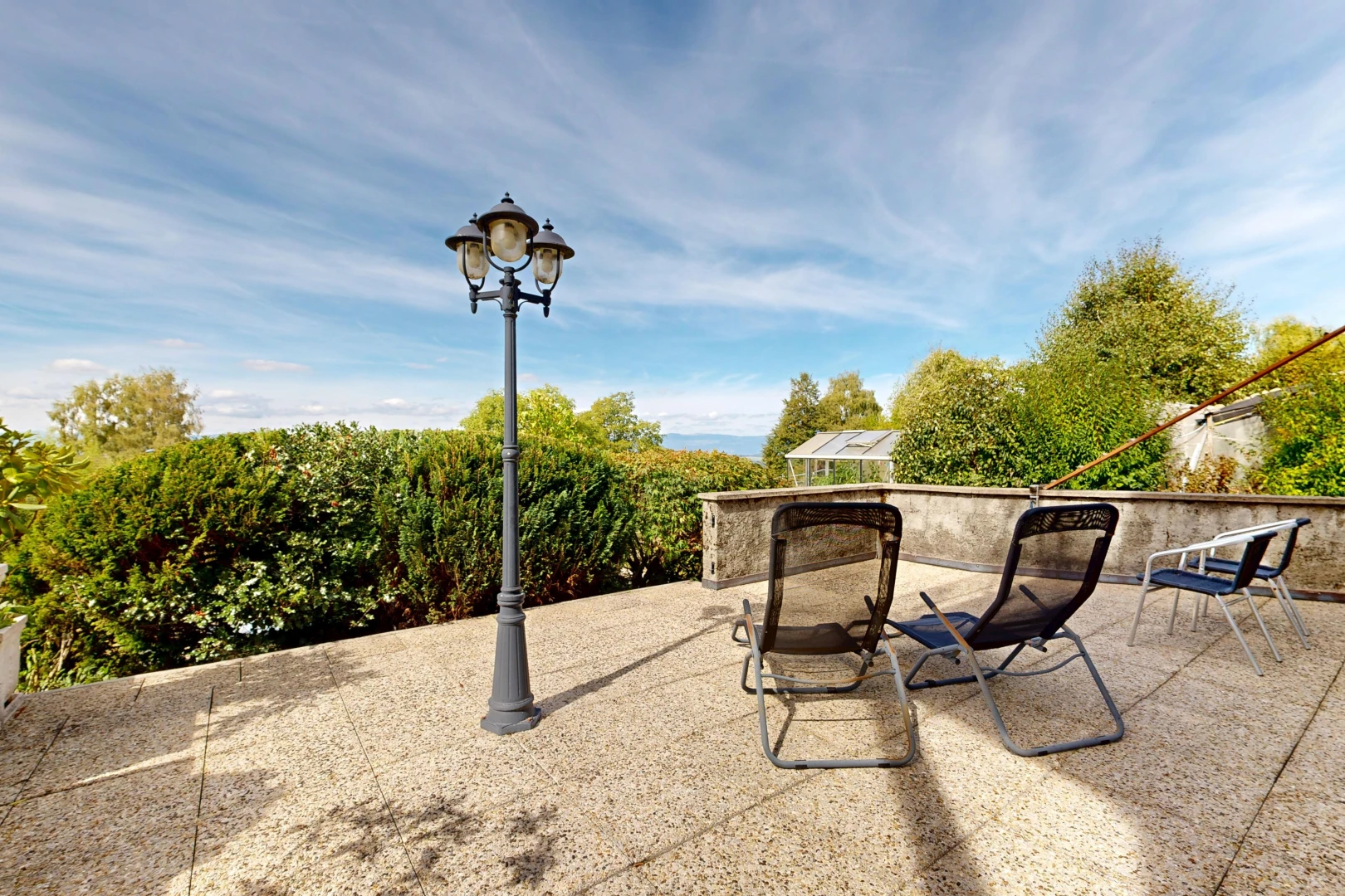 terrasse avec from property, day time, et éclairage public