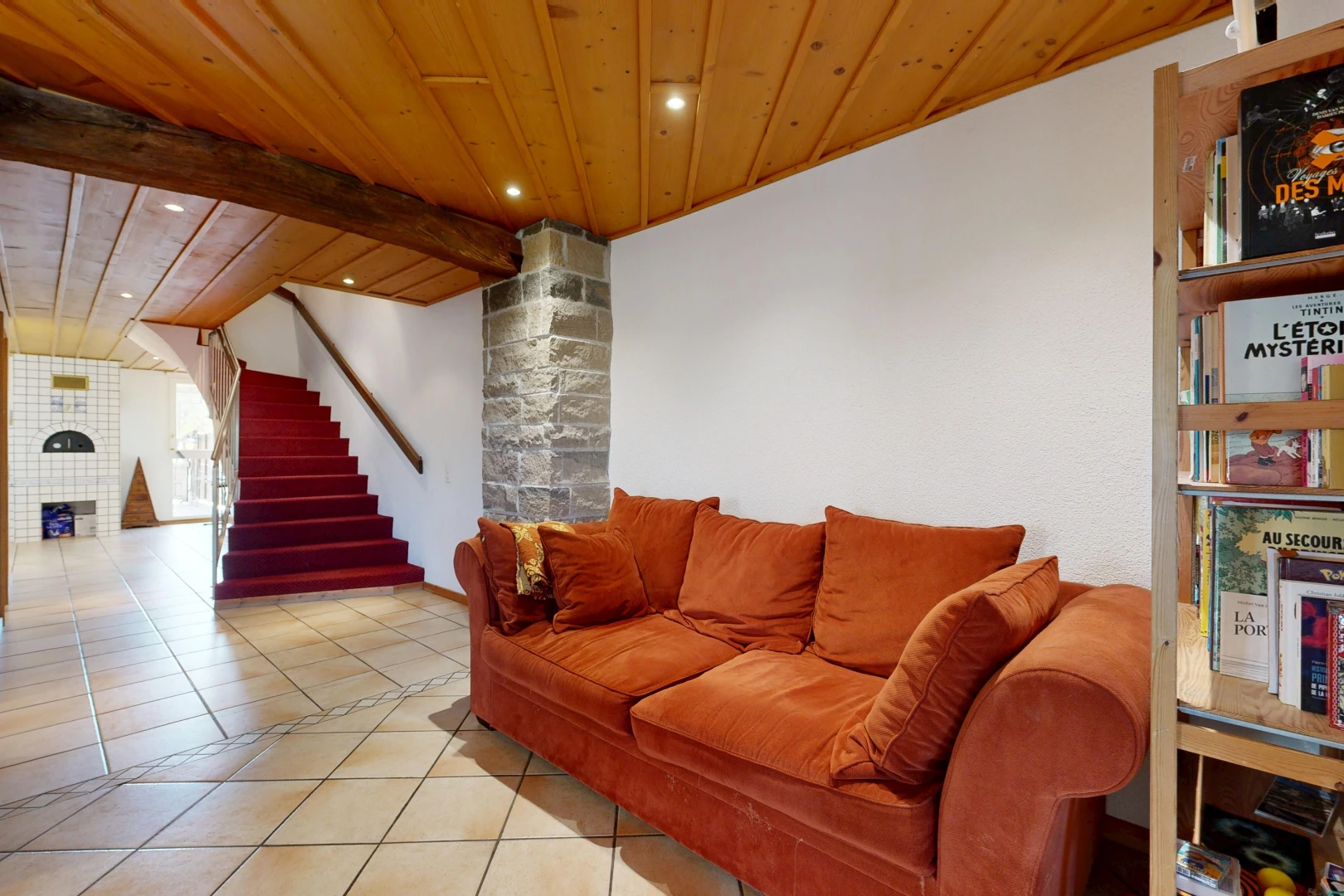 salon avec wood ceiling, plafond en bois, escaliers, éclairage encastré, et high end ceiling