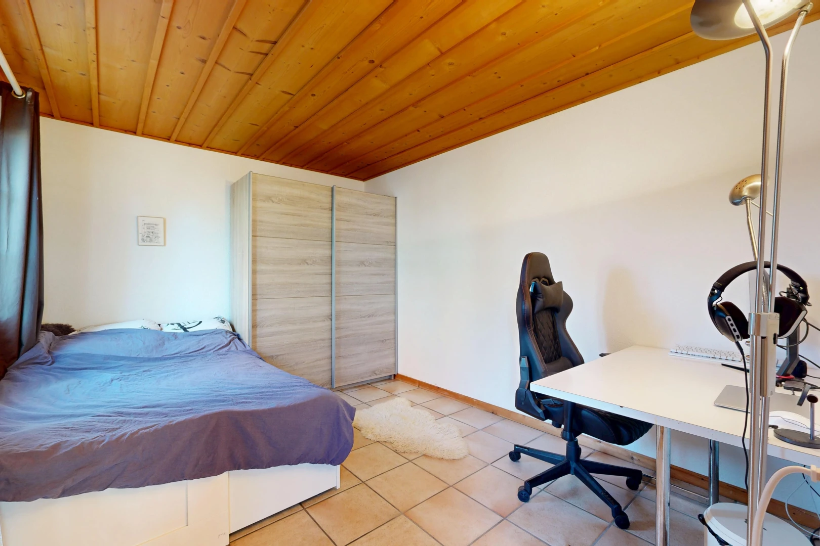 chambre avec wood ceiling, plafond en bois, drywall, cloison sèche, et espace bureau
