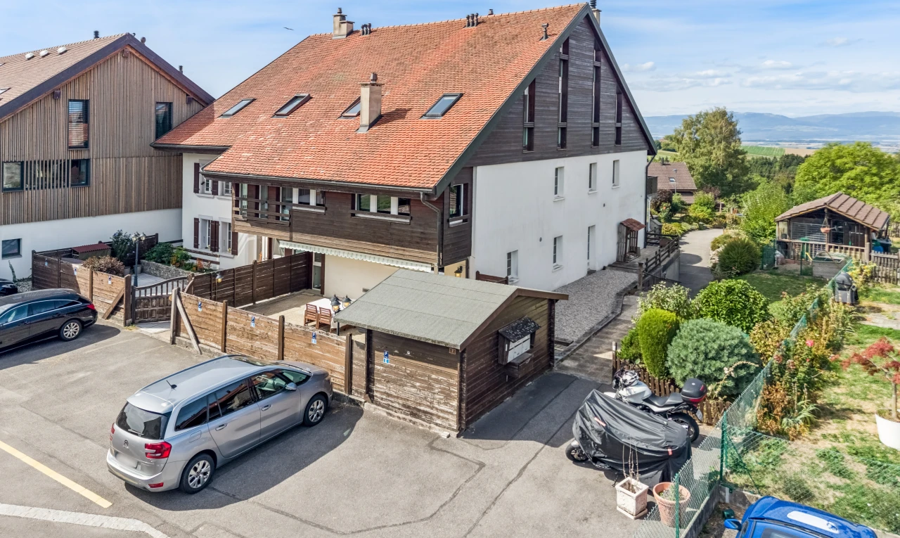 façade avec drone view, clôture, day time, cheminée, et bardage horizontal