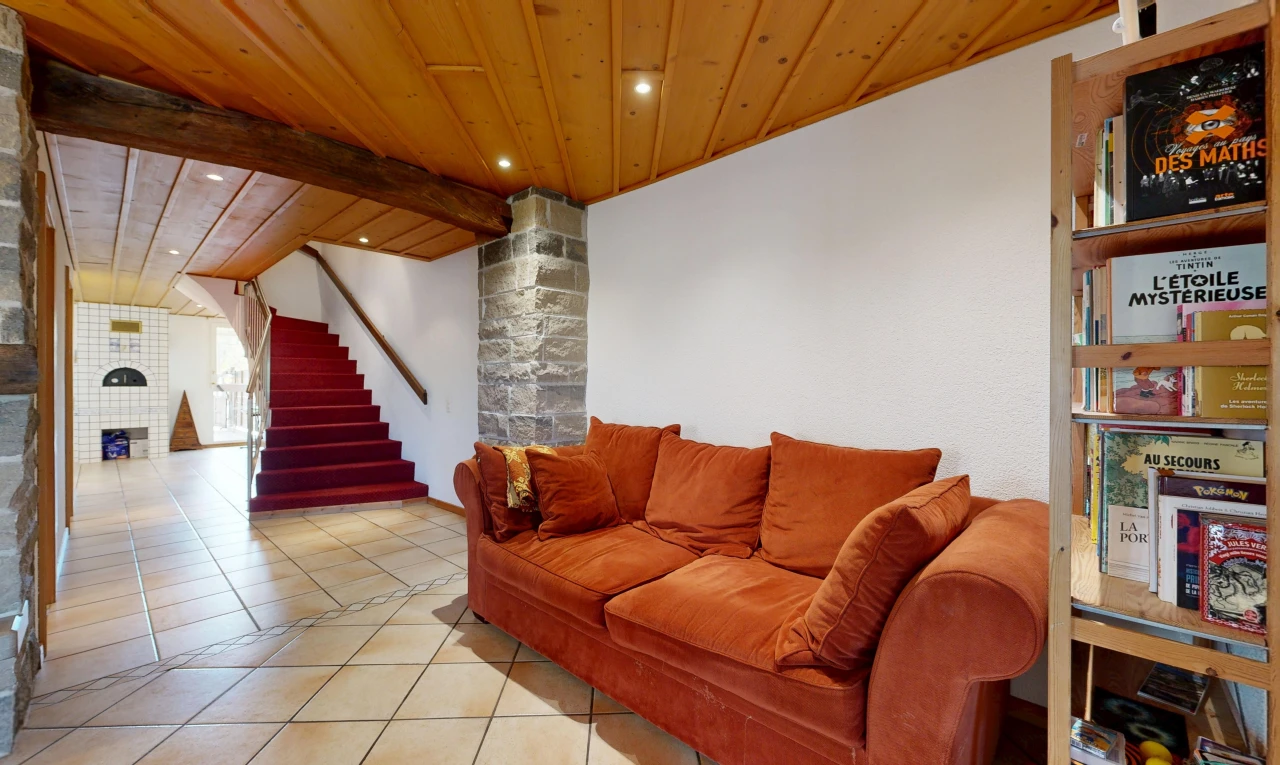 salon avec wood ceiling, plafond en bois, escaliers, éclairage encastré, et high end ceiling