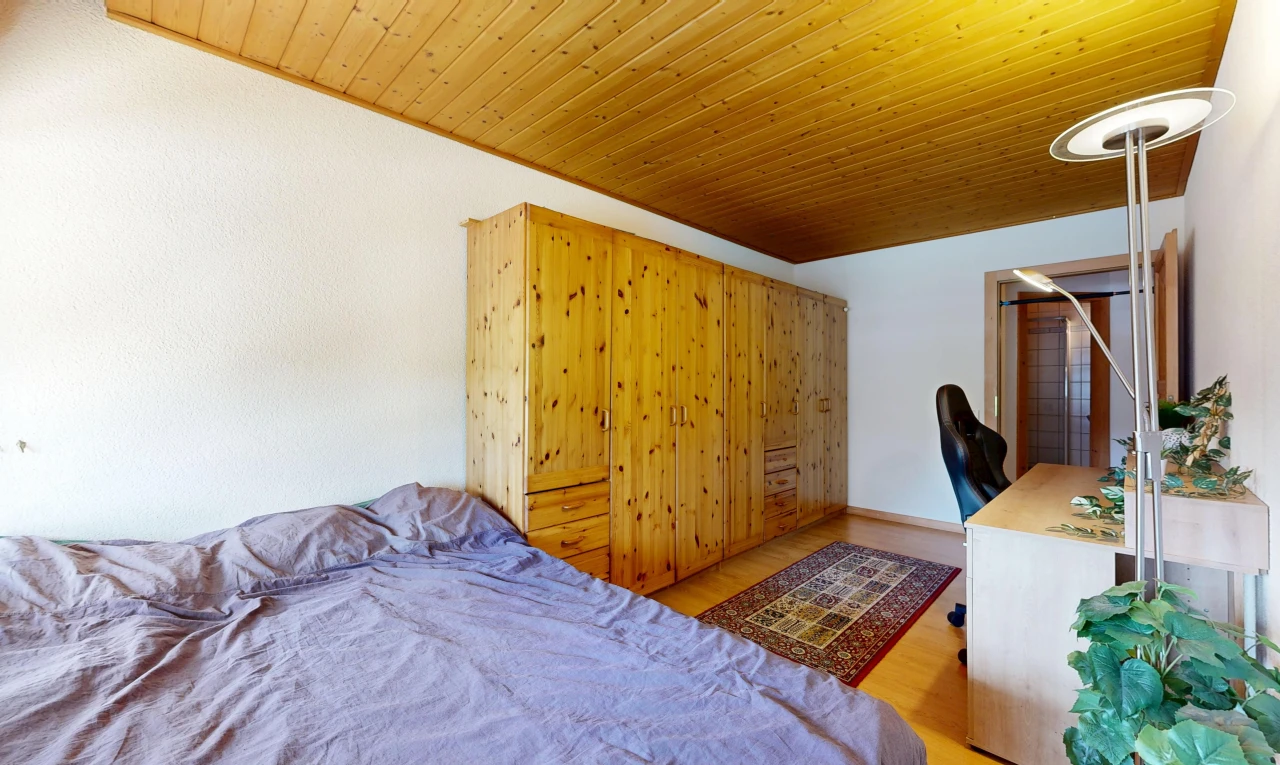 chambre avec plafond en bois, wood ceiling, espace bureau, high end ceiling, et inside property