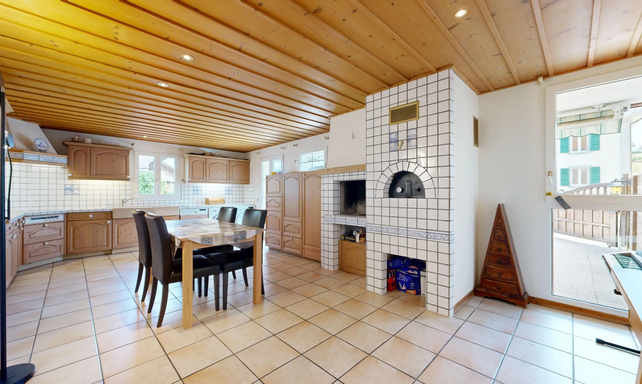 salle à manger avec wood ceiling, plafond en bois, éclairage encastré, accès à l'extérieur, et lumière naturelle