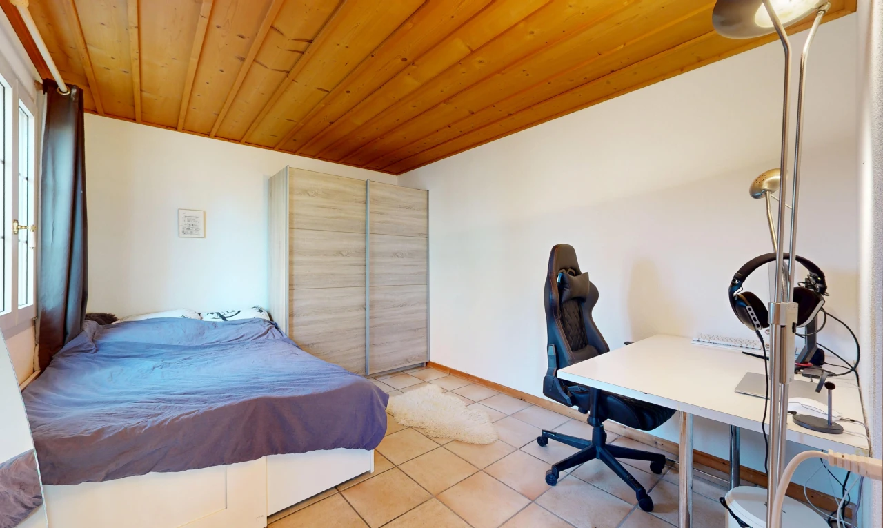 chambre avec wood ceiling, plafond en bois, drywall, cloison sèche, et espace bureau
