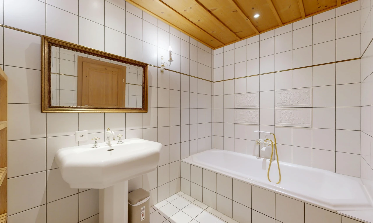 salle de bains avec bain, salle de bain complète, tile wall, mur en carrelage, et miroir