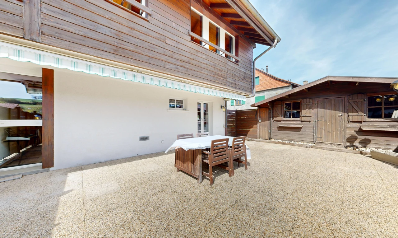 terrasse avec auvent, terrasse, property visible, from property, et day time