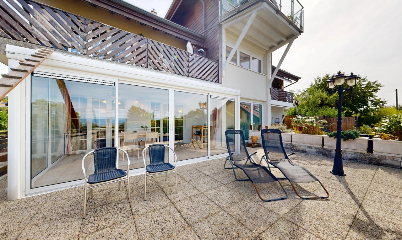 terrasse avec balcon, éclairage public, terrasse, et véranda