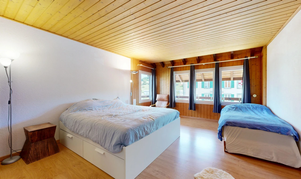 chambre avec plafond en bois, wood ceiling, cloison sèche, drywall, et inside property