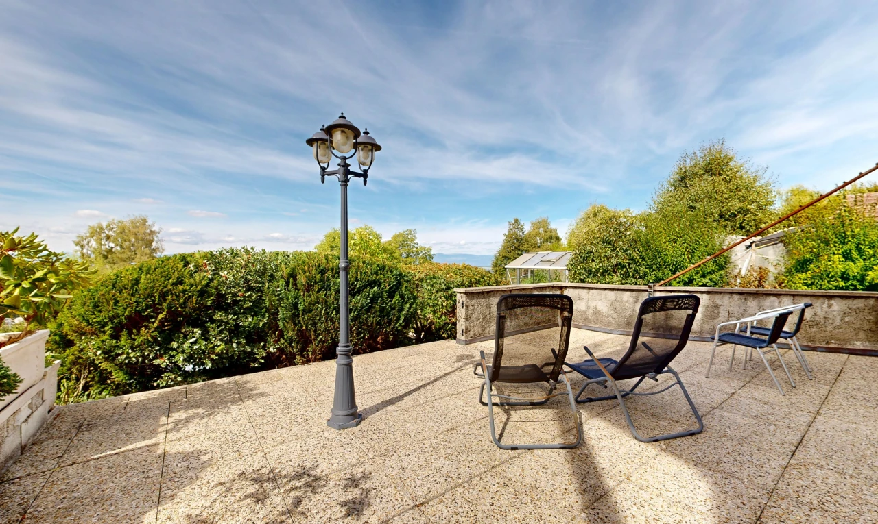 terrasse avec from property, day time, et éclairage public