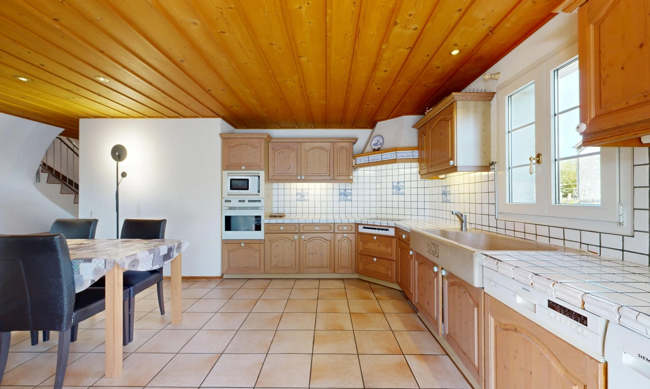 cuisine avec tile countertops, plans de travail en carrelage, arched cabinets, armoires en arc, et escaliers