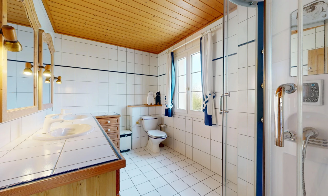 salle de bains avec miroir, salle de bain complète, wood ceiling, plafond en bois, et tile wall