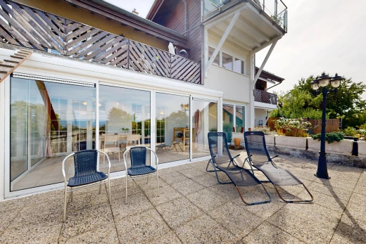 terrasse avec balcon, éclairage public, terrasse, et véranda