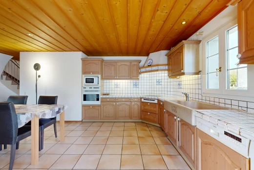 cuisine avec tile countertops, plans de travail en carrelage, arched cabinets, armoires en arc, et escaliers