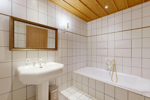 salle de bains avec bain, salle de bain complète, tile wall, mur en carrelage, et miroir