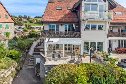 außenansicht mit terrasse, essbereich im freien, balkon, drone view, und property visible