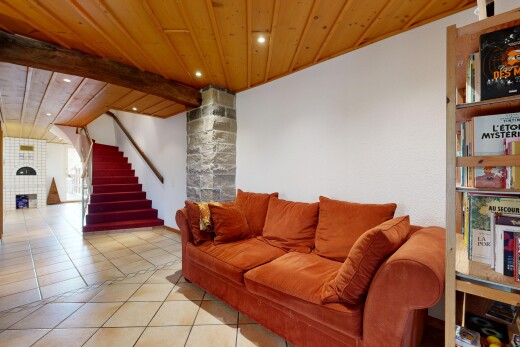 wohnzimmer mit wood ceiling, holzdecke, treppen, einbauleuchten, und high end ceiling
