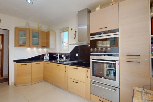 küche mit doppel backofen, dunstabzugshaube, warmhalteschublade, natural light, und natürliches licht