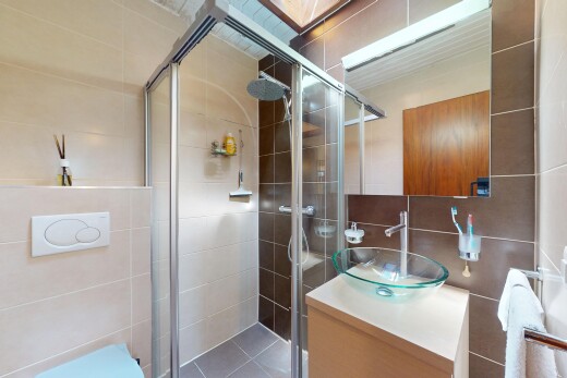 bad mit schminktisch, inside property, komplettes badezimmer, dusche, und waschbecken