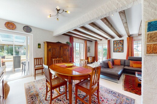 wohn- / esszimmer mit beamed ceiling, balkendecke, natural light, natürliches licht, und inside property