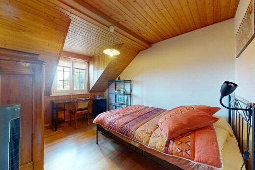 zimmer / schlafzimmer mit wood finish floor, holzfußboden, natural light, natürliches licht, und inside property