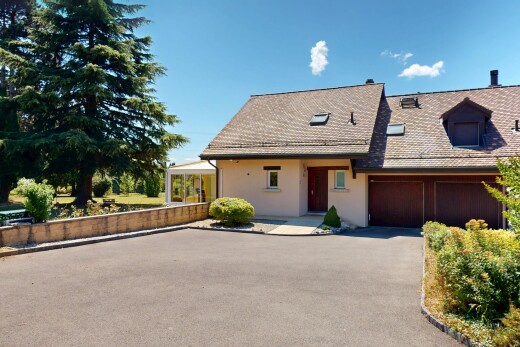 außenansicht mit property visible, day time, und auffahrt