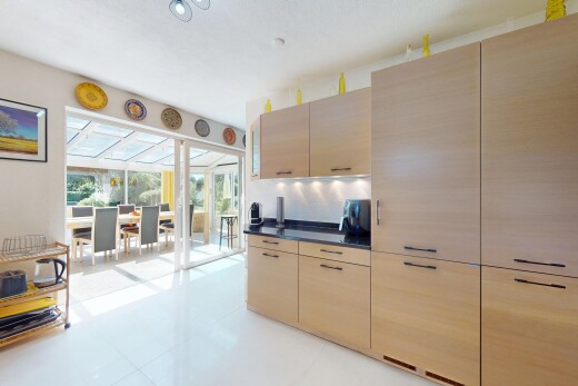 küche mit natural light, natürliches licht, inside property, tile floor, und fliesenboden