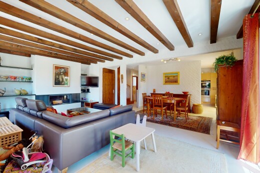 wohn- / esszimmer mit inside property, fernseher, beamed ceiling, und balkendecke