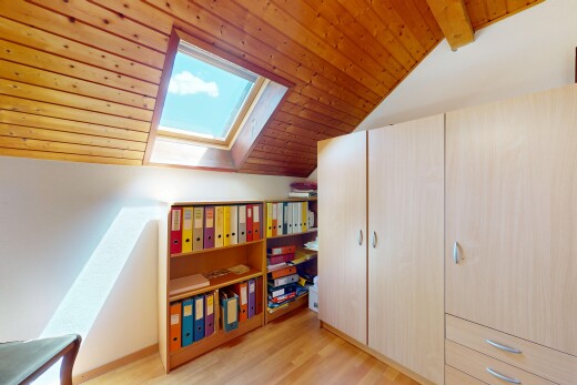 zimmer / schlafzimmer mit zusätzliches zimmer, dachfenster, inside property, vaulted ceiling, und dachschräge