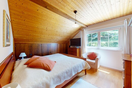 zimmer / schlafzimmer mit zusätzliches zimmer, natural light, natürliches licht, wood ceiling, und holzdecke