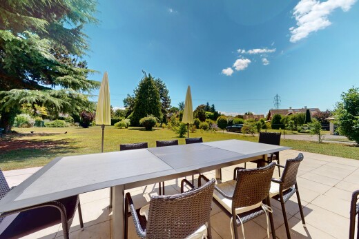 terrasse mit power lines view, blick auf hochspannungsleitungen, high tension power lines view, essbereich im freien, und day time