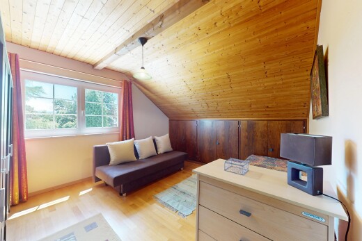 wohnzimmer mit natural light, natürliches licht, wood finish floor, holzfußboden, und zusätzliches zimmer