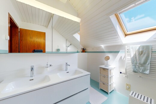 bad mit inside property, dachfenster, vaulted ceiling, dachschräge, und doppelwaschtisch