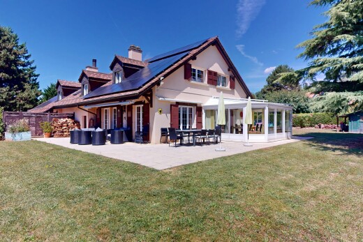 außenansicht mit solaranlage, schornstein, terrasse, property visible, und rasen