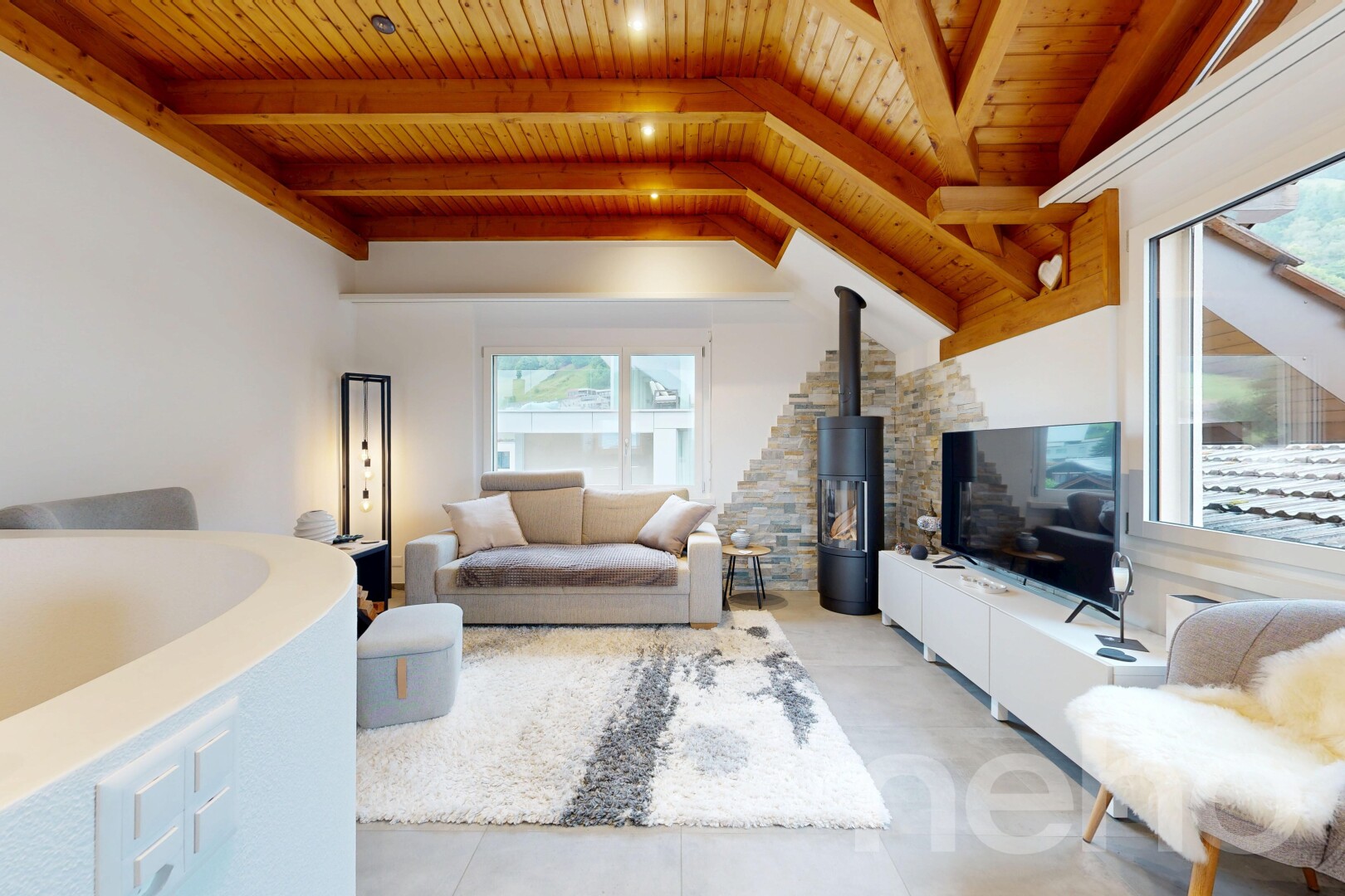 wohnzimmer mit wood ceiling, holzdecke, fernseher, inside property, und holzofen
