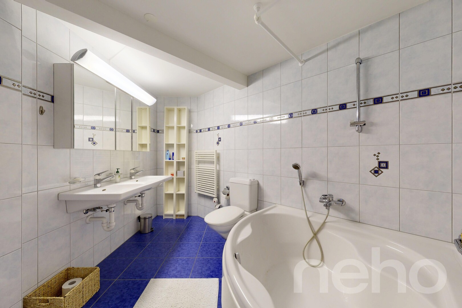bad mit bad, fliesenwand, tile wall, inside property, und komplettes badezimmer