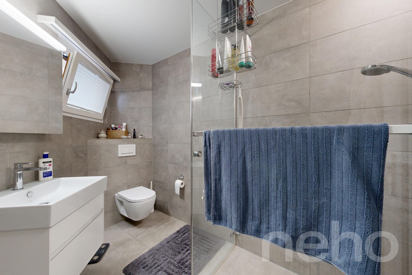 bad mit dusche, komplettes badezimmer, fliesenwand, tile wall, und inside property