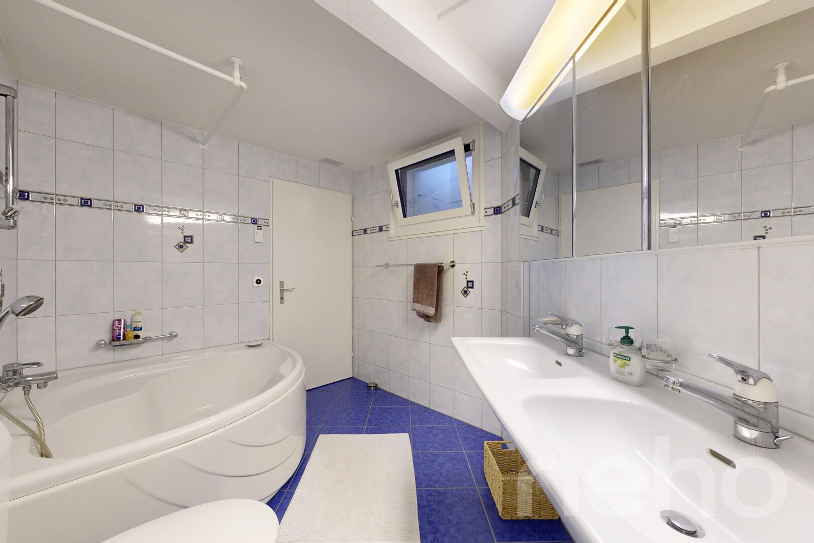 bad mit tile wall, fliesenwand, komplettes badezimmer, dark floor, und bad