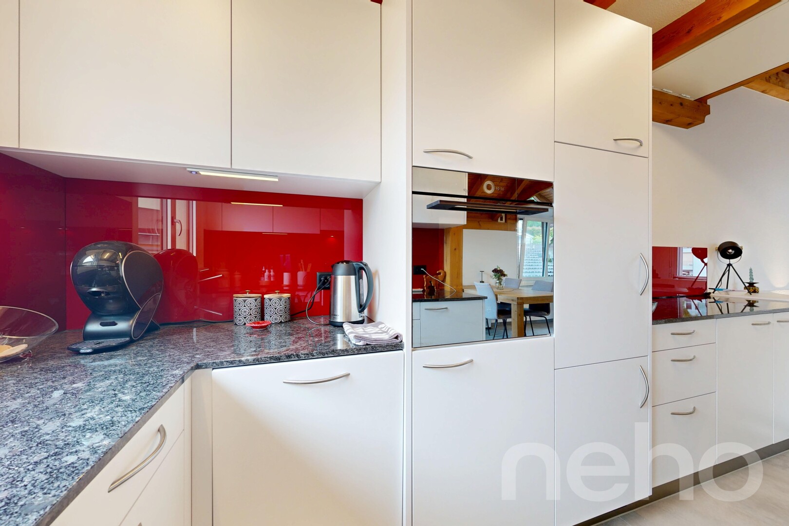 küche mit dark countertops, weiße schränke, white cabinets, inside property, und stein arbeitsplatten
