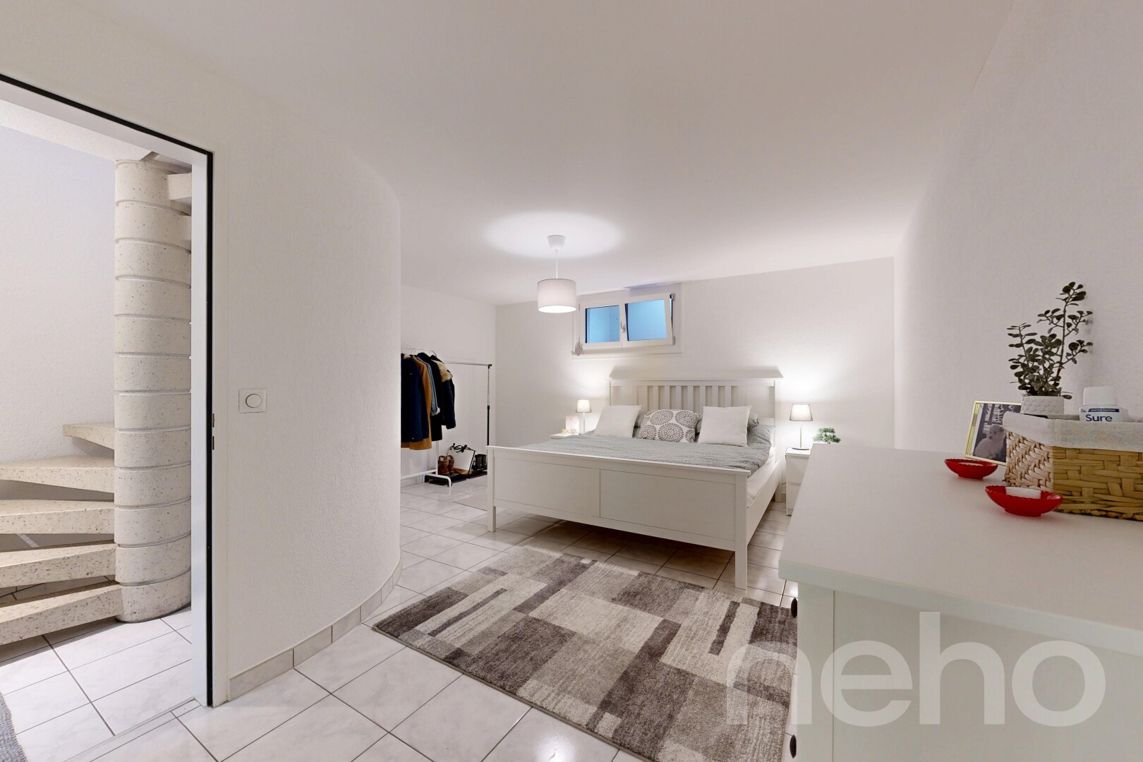 zimmer / schlafzimmer mit drywall, gipskartonwand, tile floor, fliesenboden, und inside property