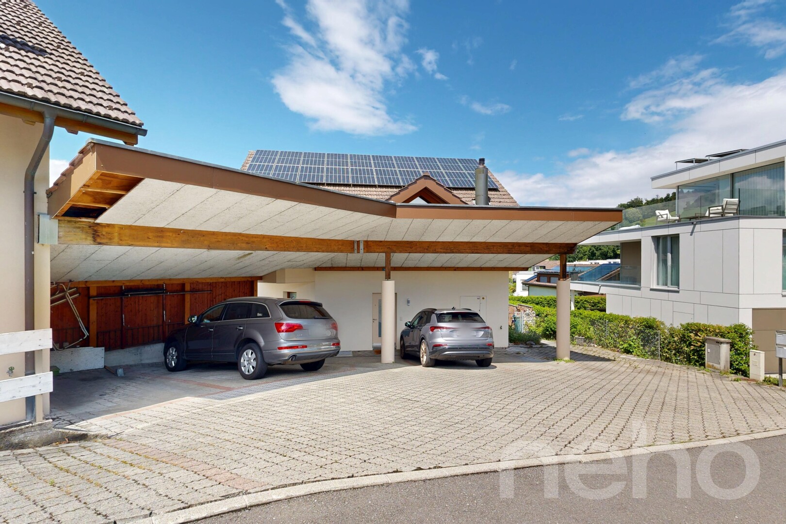 außenansicht mit day time, solaranlage, und parkplatz