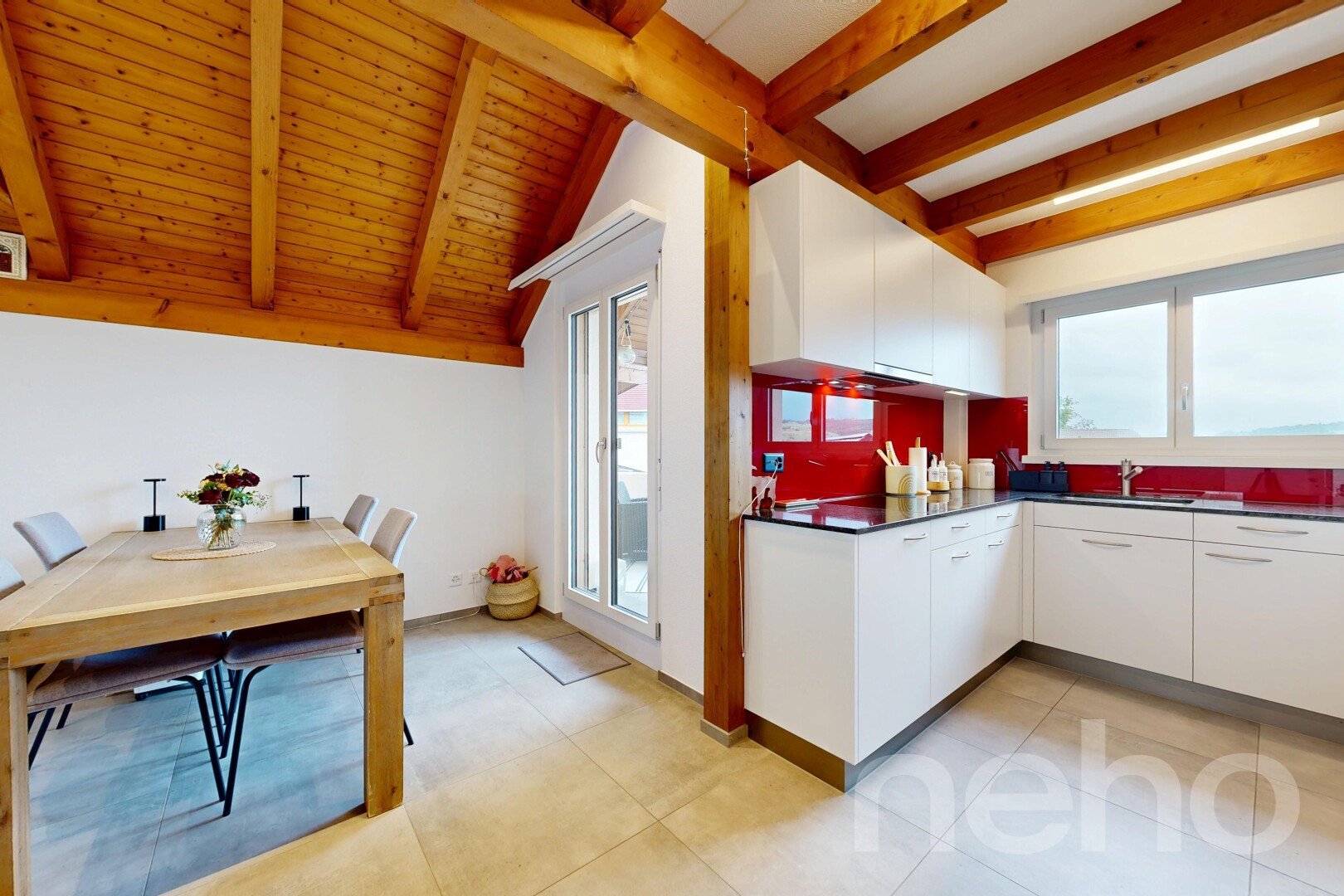 küche mit beamed ceiling, balkendecke, dark countertops, arbeitsplatten, und white cabinets