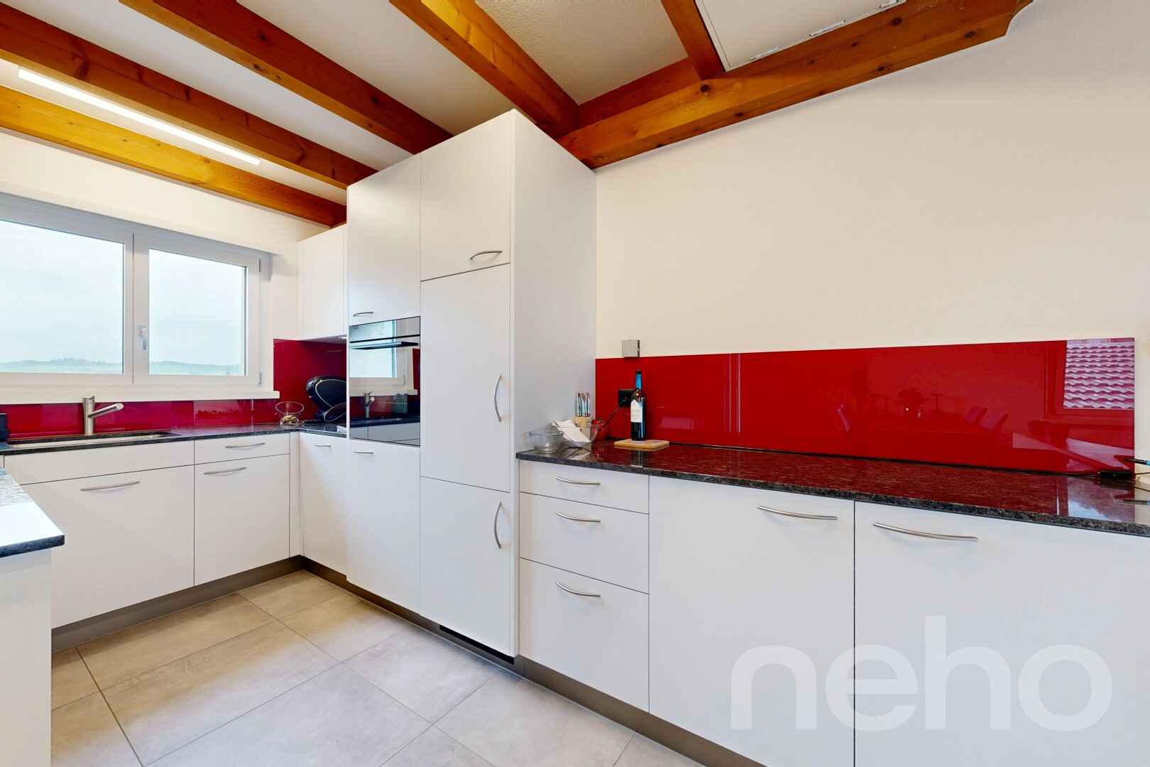 küche mit dark countertops, ofen, white cabinets, weiße schränke, und light floor
