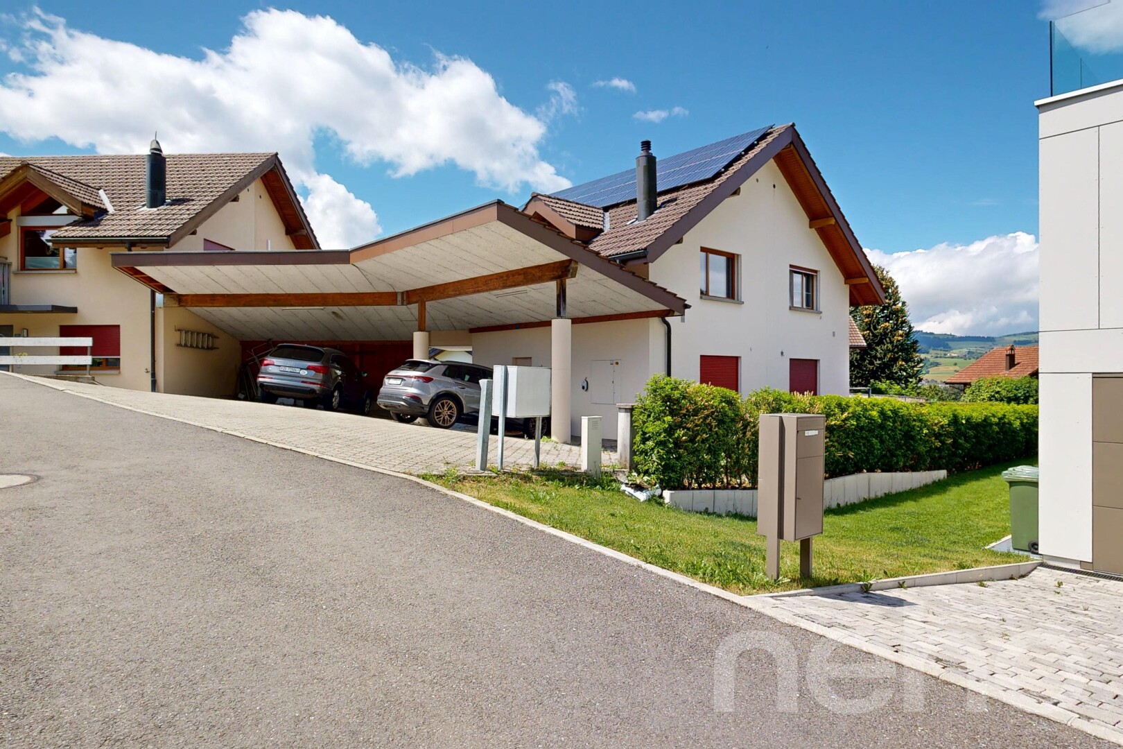 außenansicht mit solaranlage, day time, und stuckverkleidung