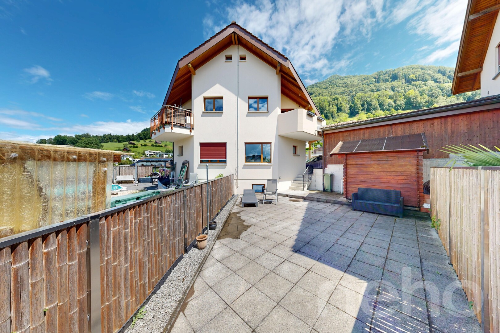 terrasse mit day time, terrasse, zaun, balkon, und property visible