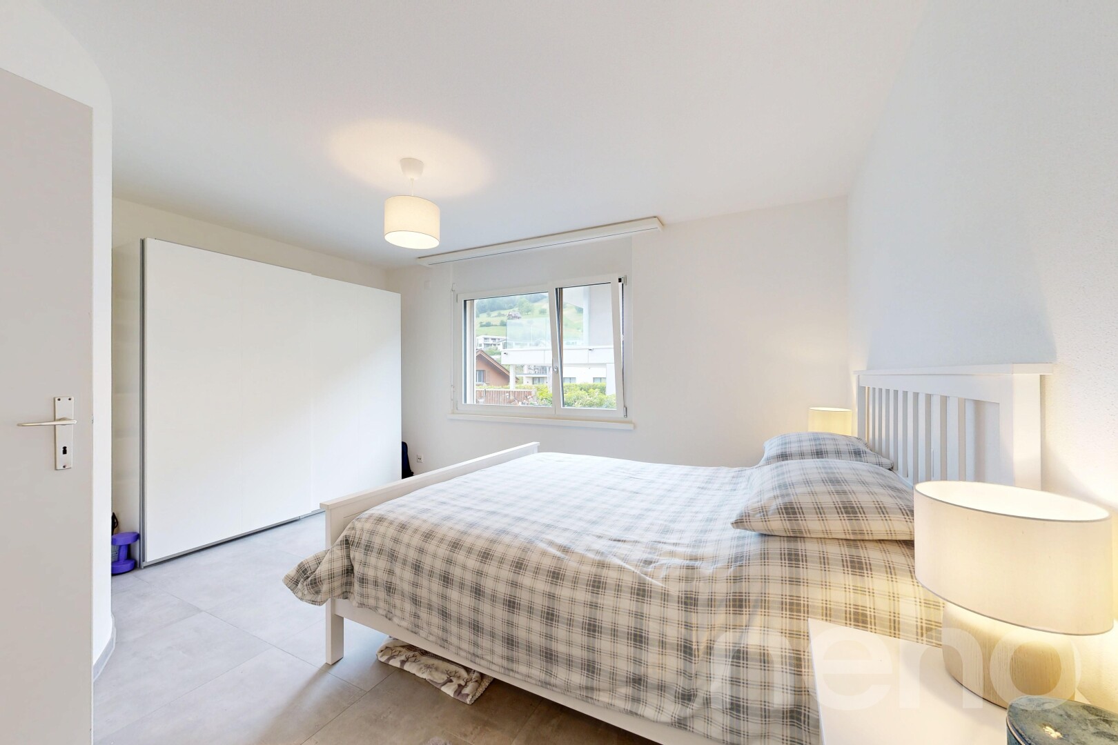 zimmer / schlafzimmer mit gipskartonwand, drywall, natürliches licht, natural light, und inside property