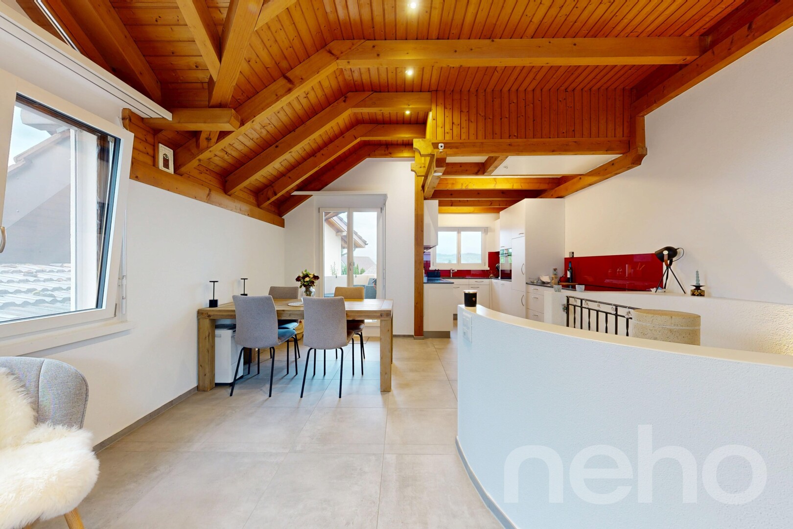 wohn- / esszimmer mit inside property, holzdecke, wood ceiling, natürliches licht, und natural light
