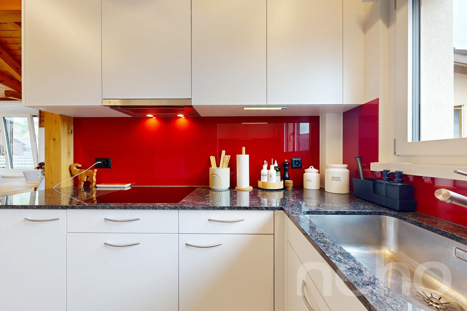 küche mit natürliches licht, natural light, waschbecken, weiße schränke, und white cabinets