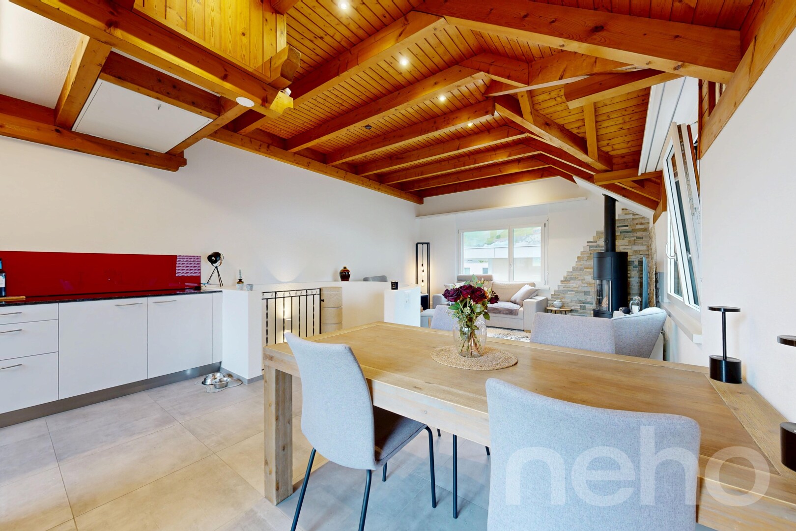 esszimmer mit beamed ceiling, balkendecke, holzofen, inside property, und drywall